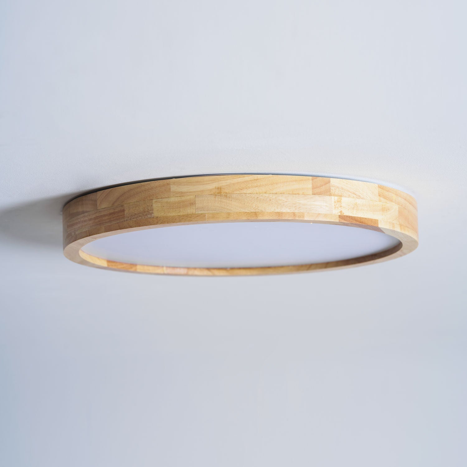 Loftlampe, naturligt gummitræ, slank indbygget montering, integreret LED
