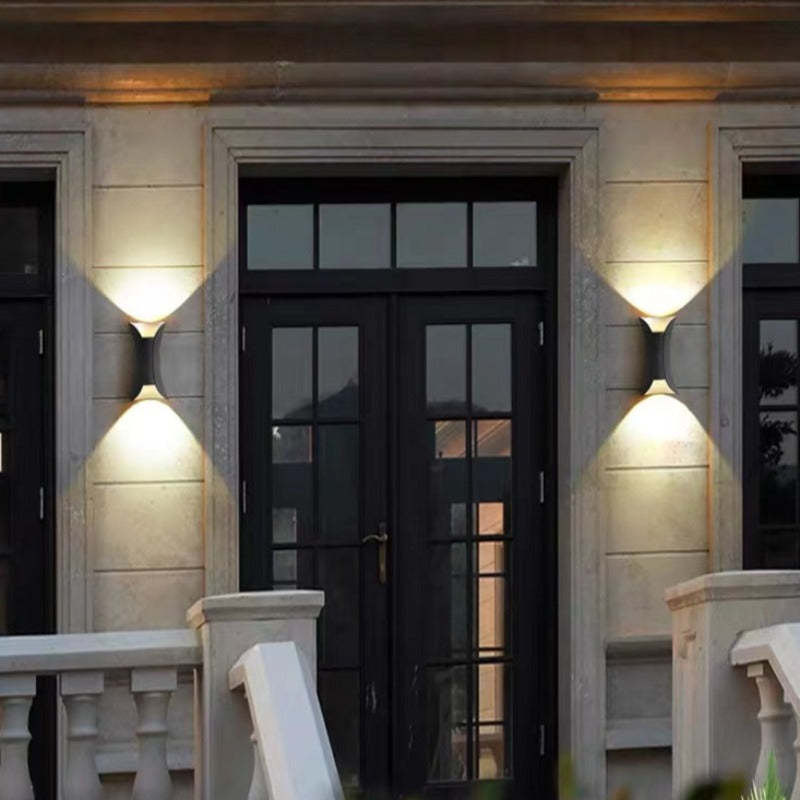 Applique murale LED courbée pour l’extérieur, luminaire en métal et acrylique Ray