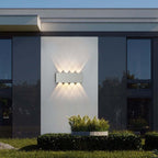 Rektangulær udendørs væglampe med flere LED-pærer, metal og akryl