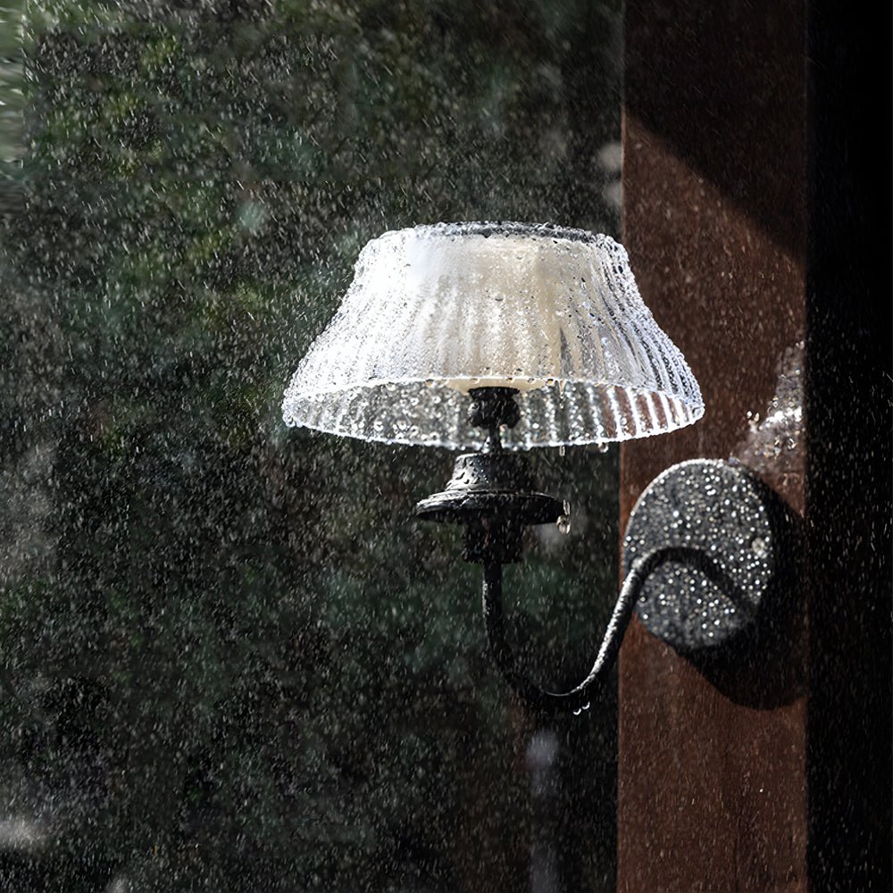 Udendørs solcelle væglampe med buet metalarm og glasskærm