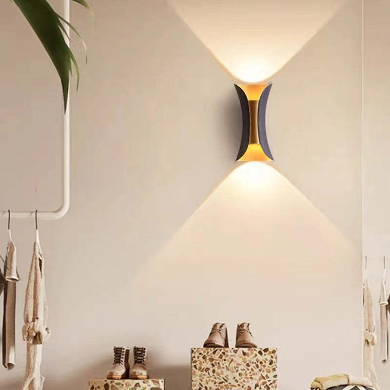 Applique murale LED courbée pour l’extérieur, luminaire en métal et acrylique Ray