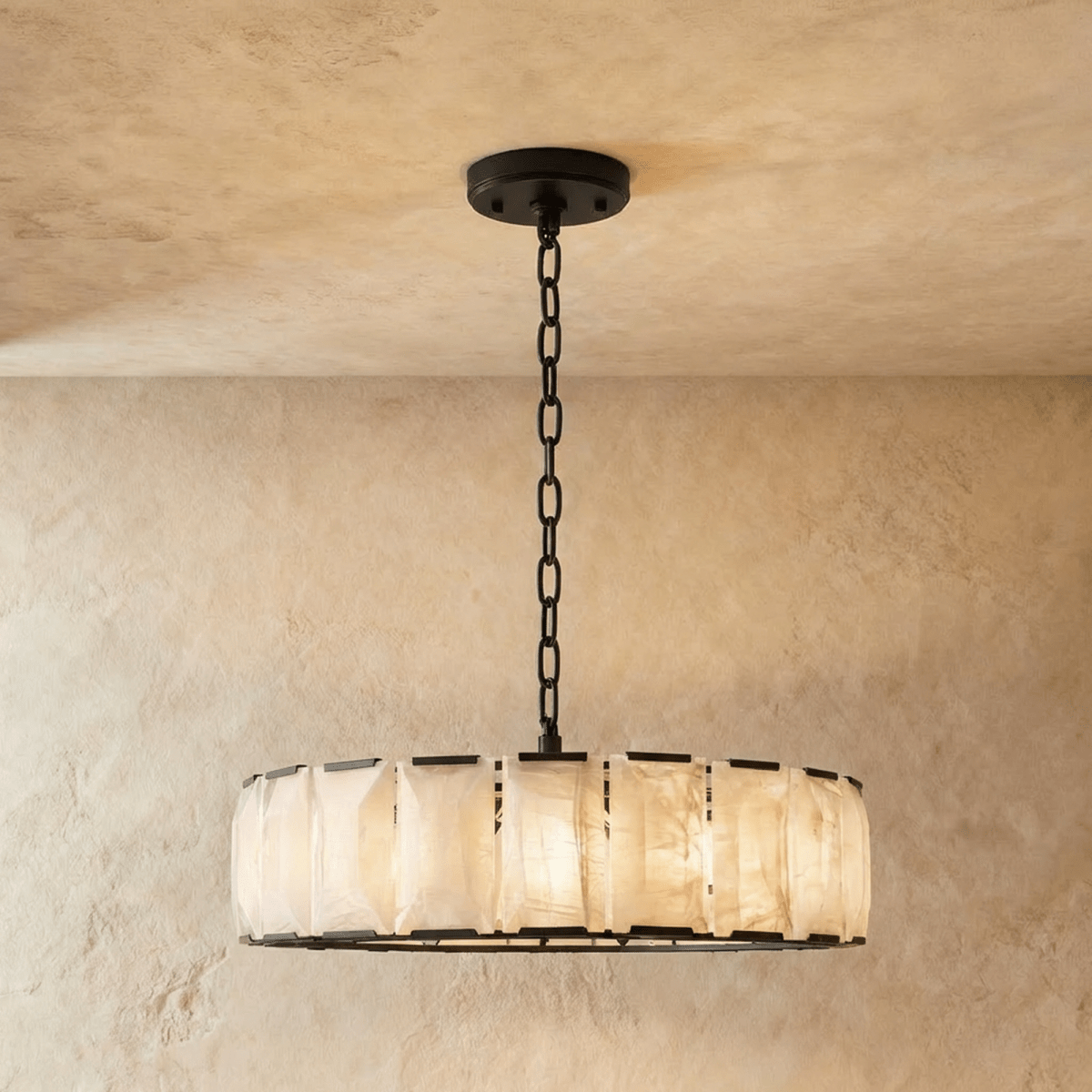 Clérachic ring chandelier of veined alabaster panels in matte black, 107 cm wide, glowing softly on its chain