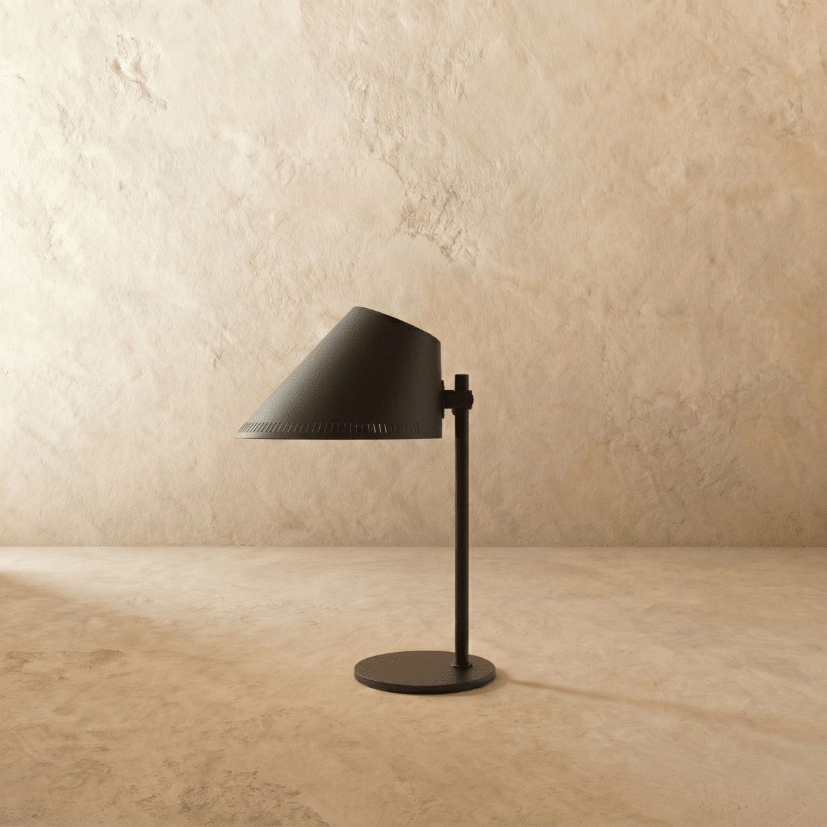 Clérachic table lamp in matte black, close view of the angled cone shade and adjustable joint.