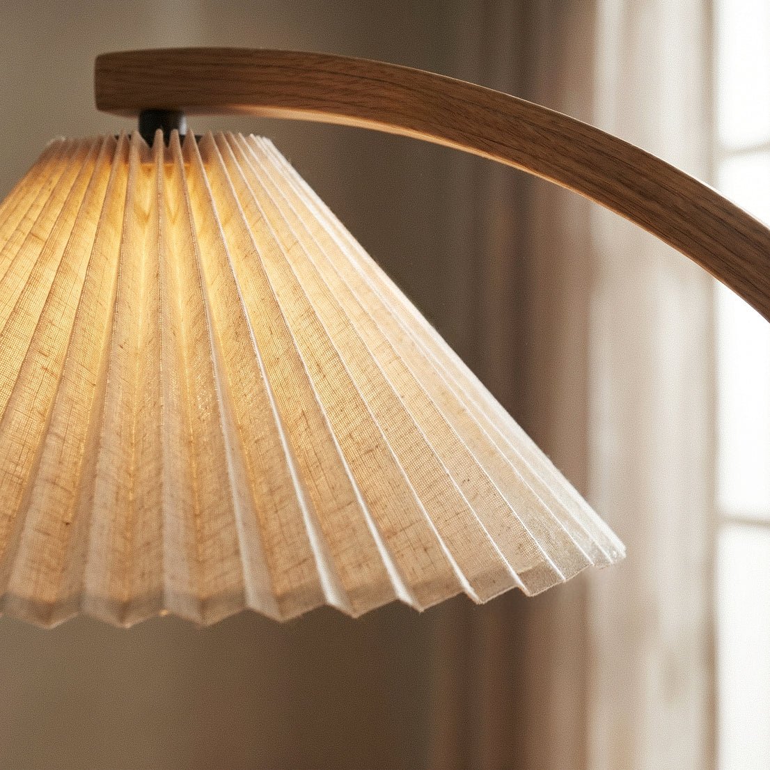 Close view of the Clérachic pleated linen-look shade and the curved, oak-grained wooden arm of the floor lamp.