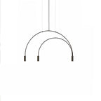 Two nested black arches and three dark spot heads, this Clérachic pendant on a white backdrop.