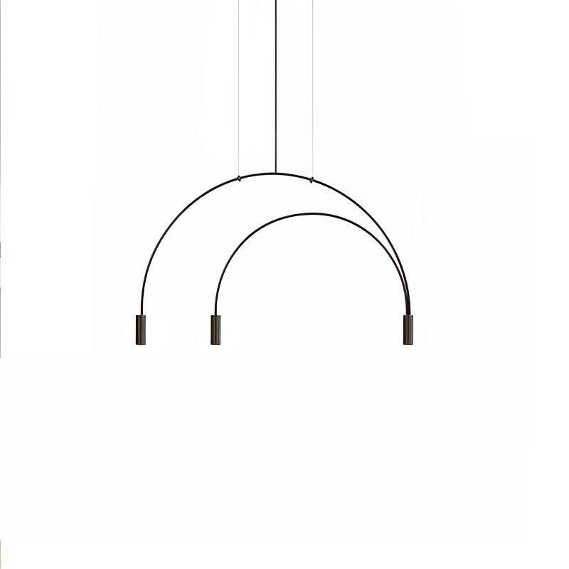 Two nested black arches and three dark spot heads, this Clérachic pendant on a white backdrop.
