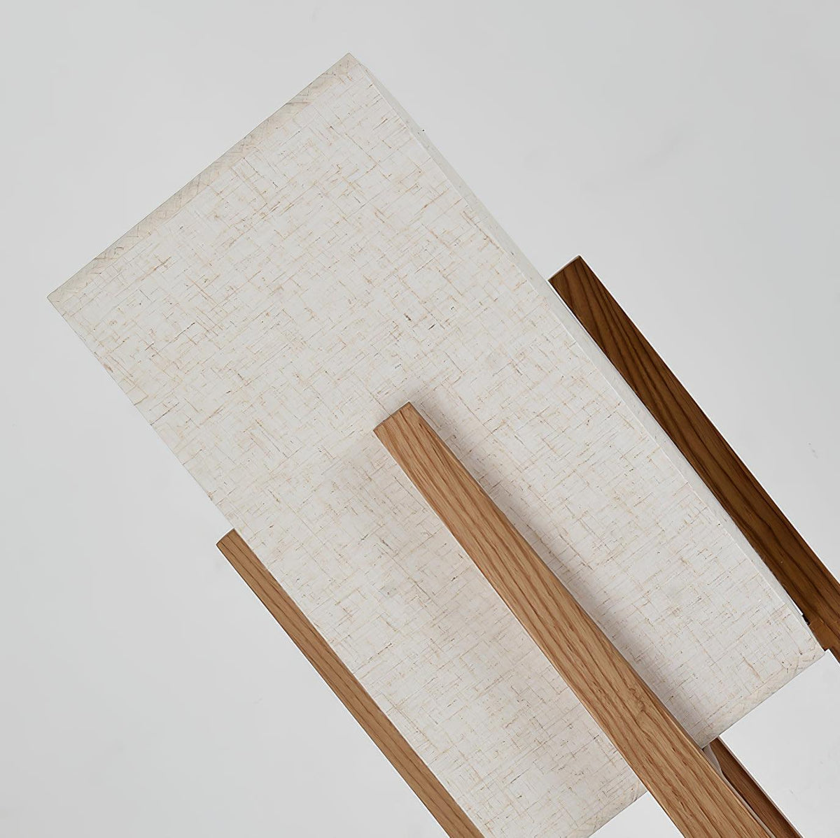 Close view of the linen-textured fabric shade and the wooden frame of this Clérachic lamp, seen from above.