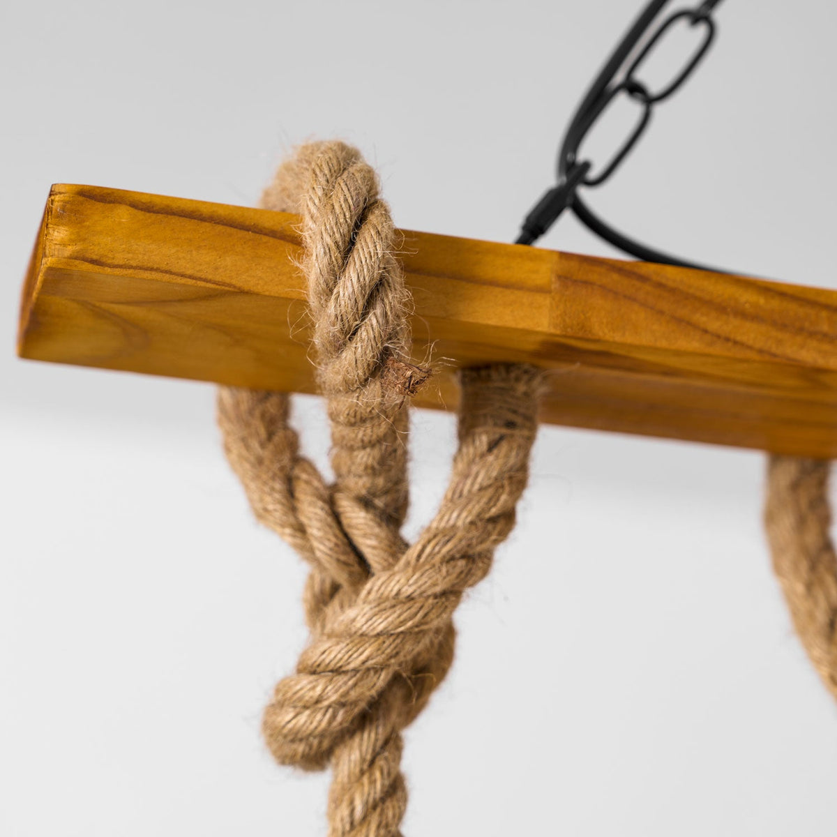Close view of a knotted hemp rope loop and the chain fixing on the wooden beam of this Clérachic pendant light.