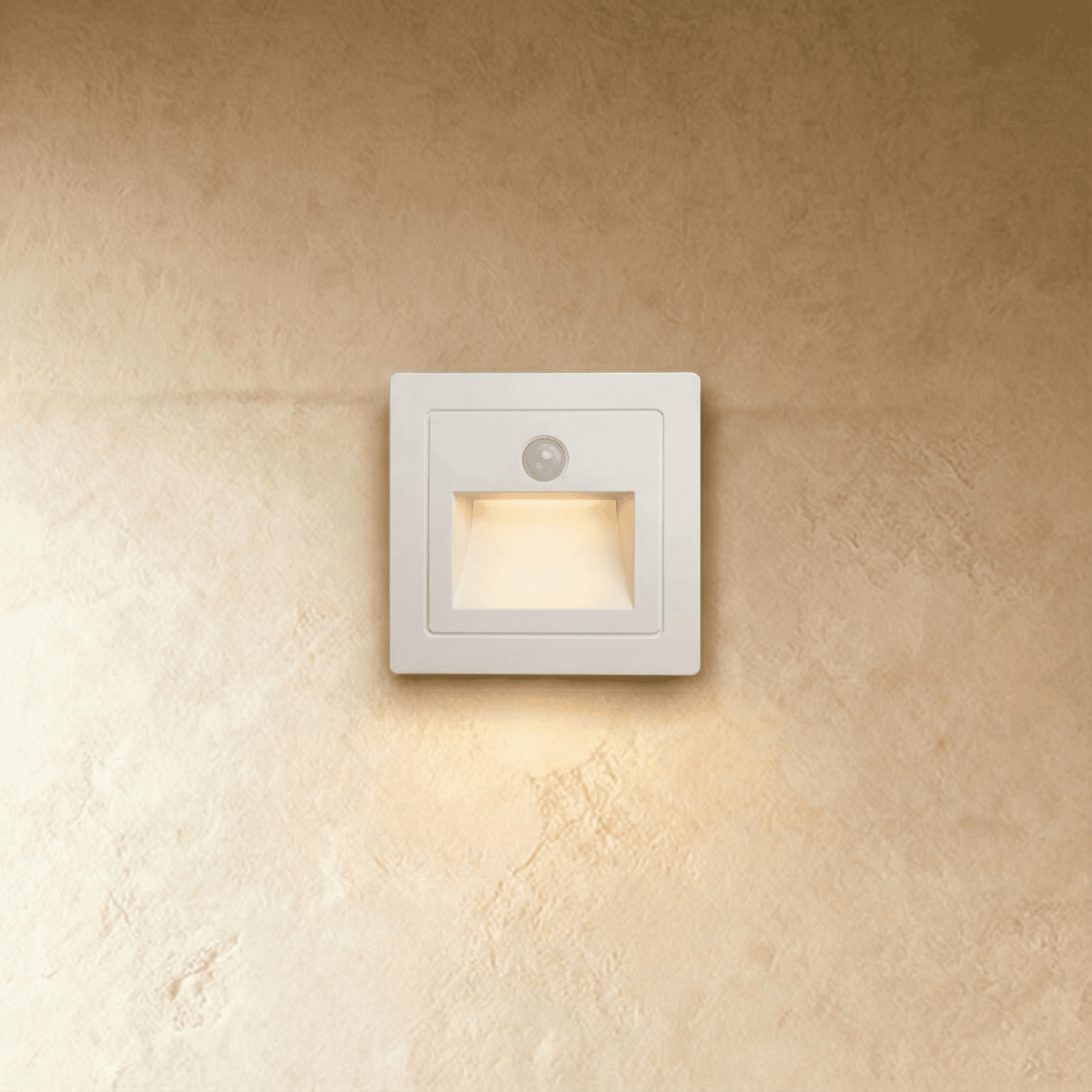 The same recessed step light in white shows its motion sensor eye and angled light chamber in this Clérachic hero shot.