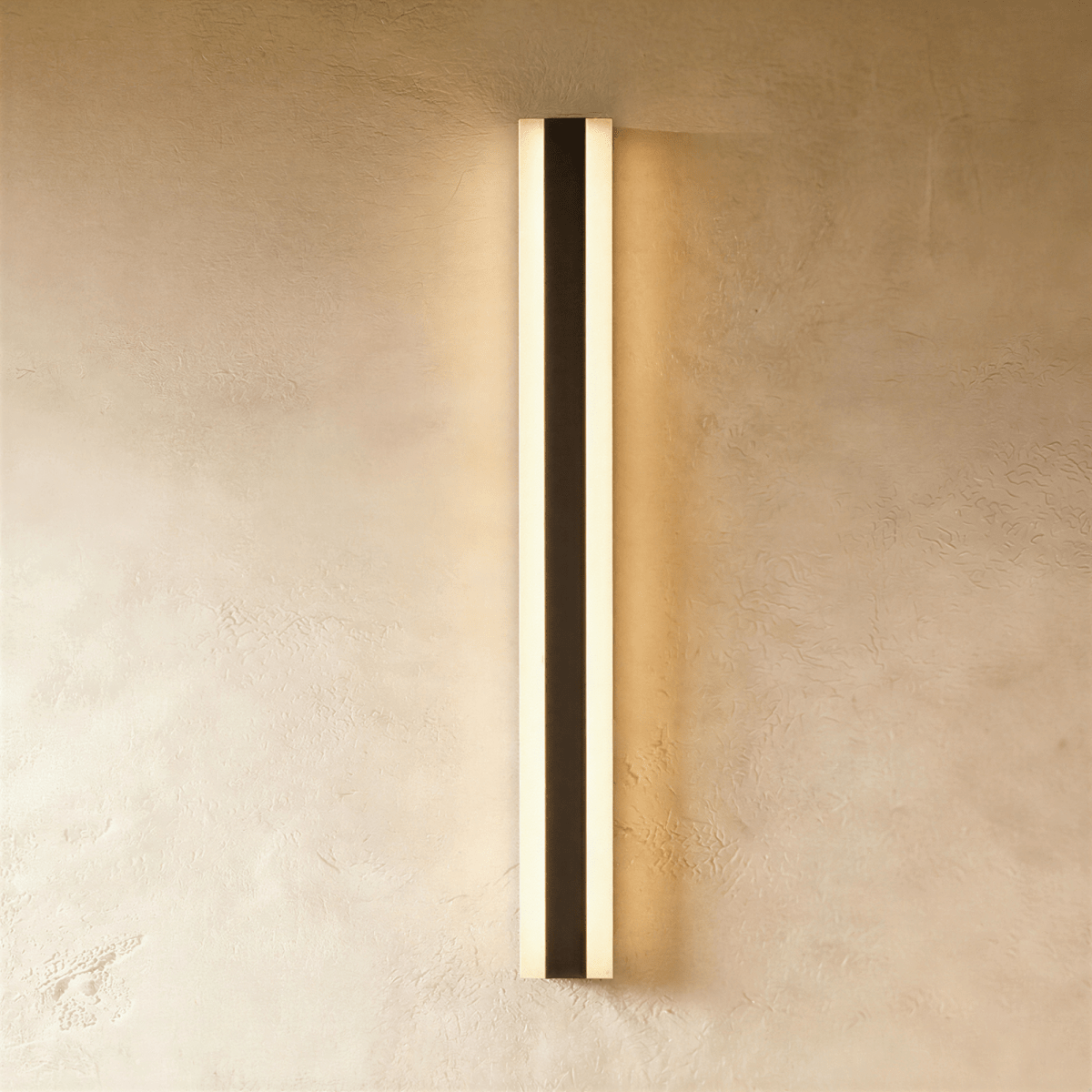 The black aluminium column sconce is shown once more, its central black rib flanked by warm glowing edges, Clérachic hero shot.