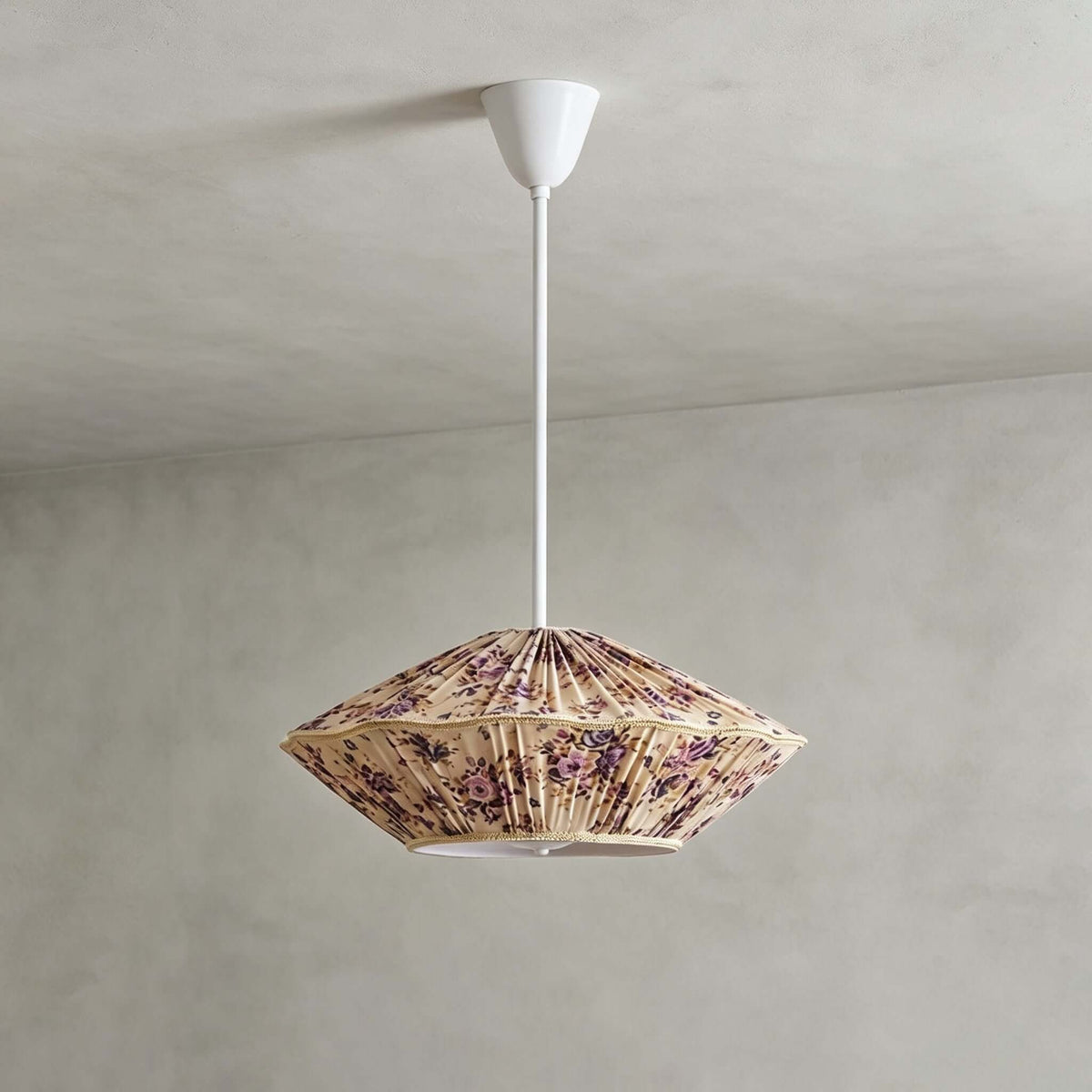 Beige fabric printed with small purple roses on this Clérachic pendant, with pleats and a white rod and canopy, on grey.