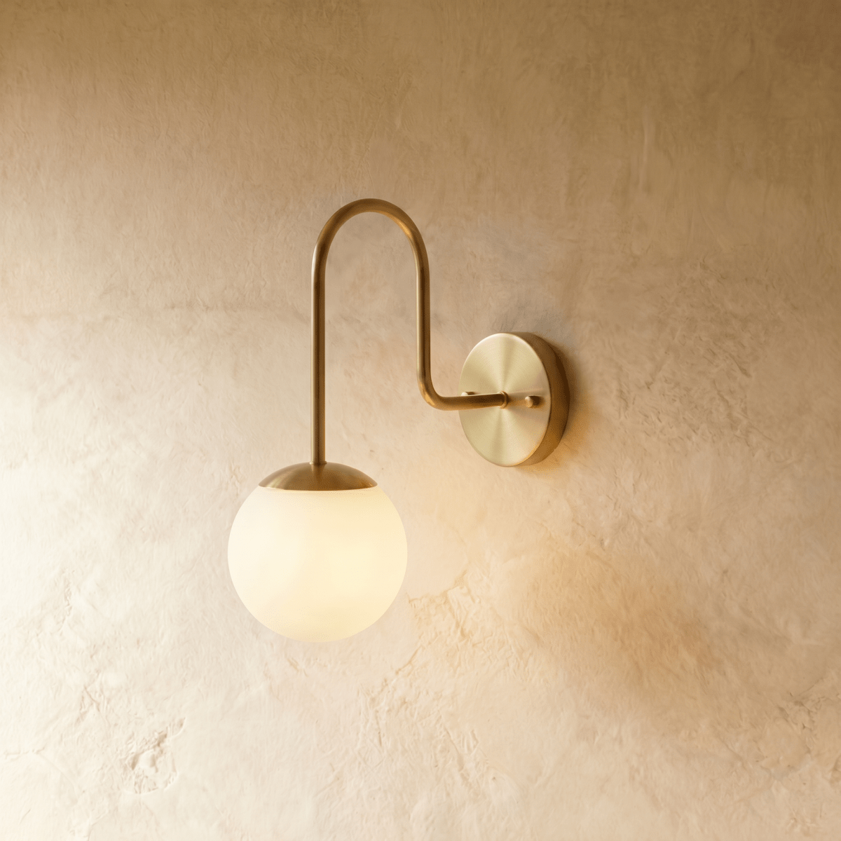 Clérachic wall lamp in chrome, a frosted glass globe suspended beneath a curved gooseneck arm.