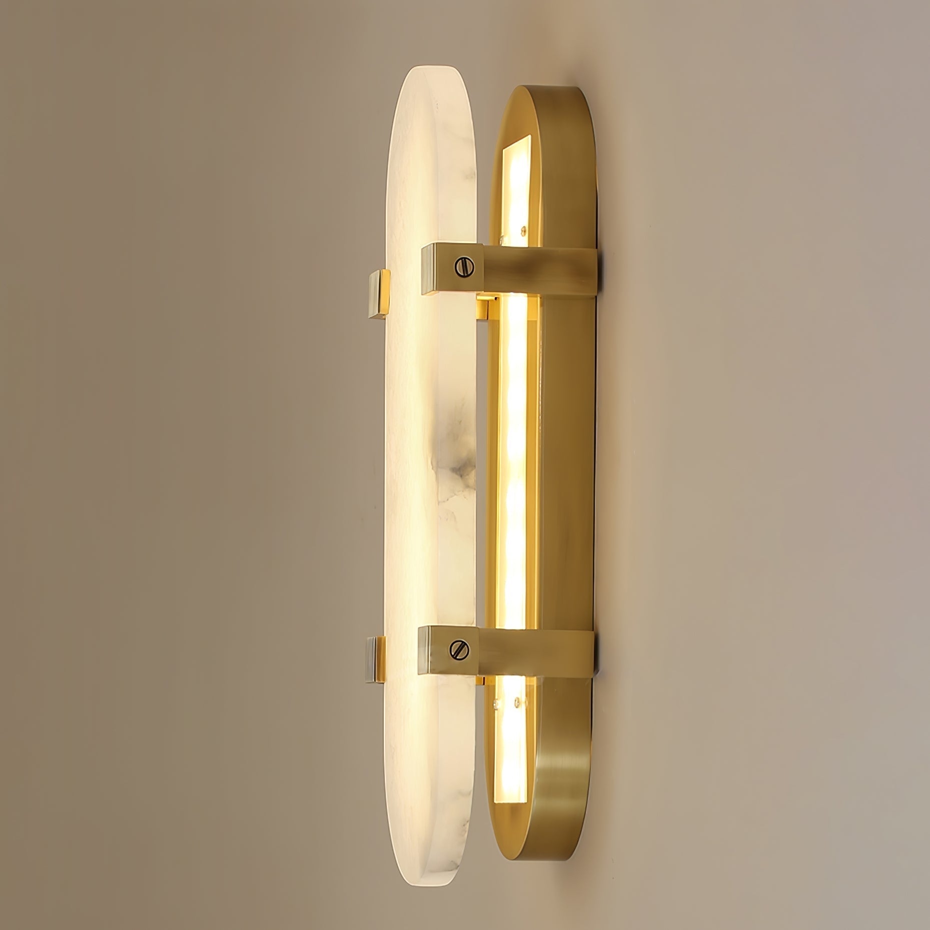 Angled view of the Clérachic Calla showing the curved brass backplate behind the stone.