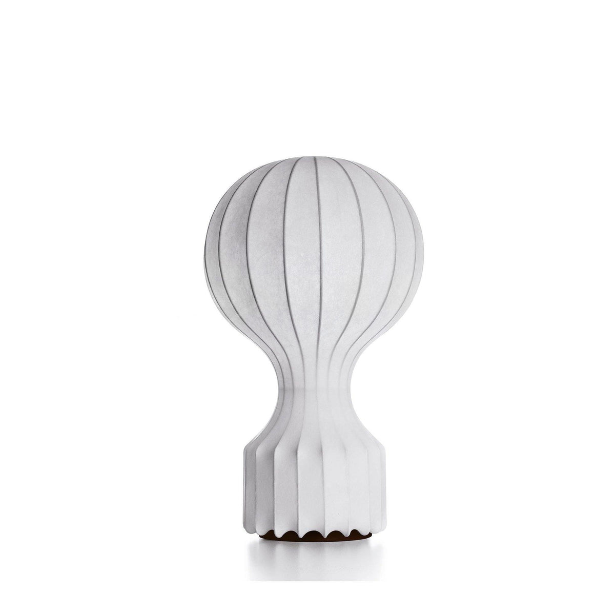 Clérachic table lamp on a white background, its rounded ribbed shade above a narrow stem and a dark wooden base.