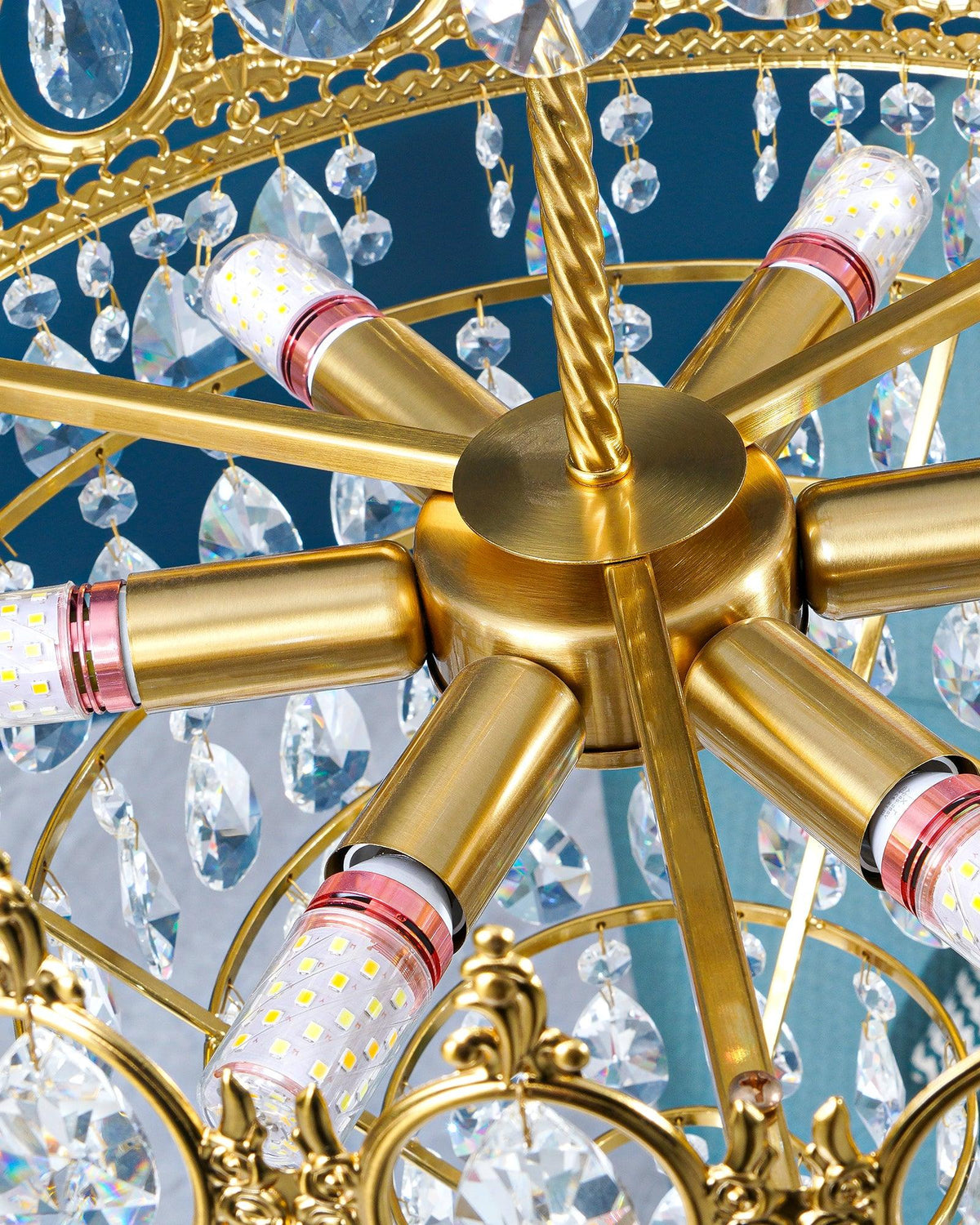 View from below into this Clérachic chandelier, showing the brass hub, its arms and the candle-style bulbs.