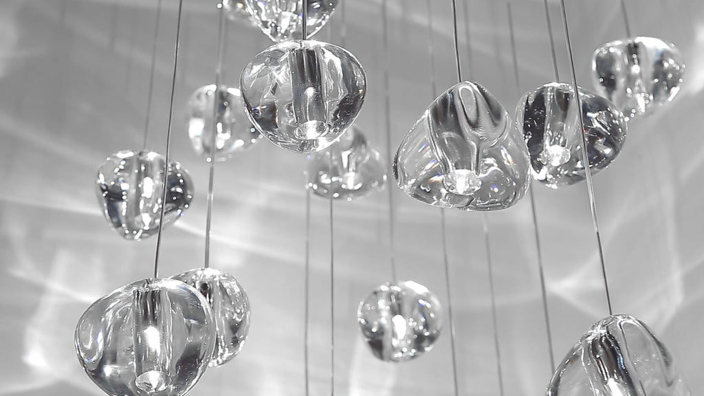 A wide crop of clear glass heads on this Clérachic pendant, in grey tones, with fine wires and soft reflections of light.