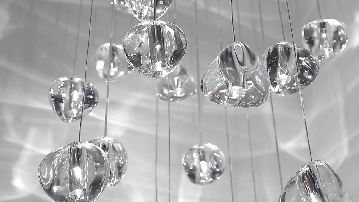 A wide crop of clear glass heads on this Clérachic pendant, in grey tones, with fine wires and soft reflections of light.