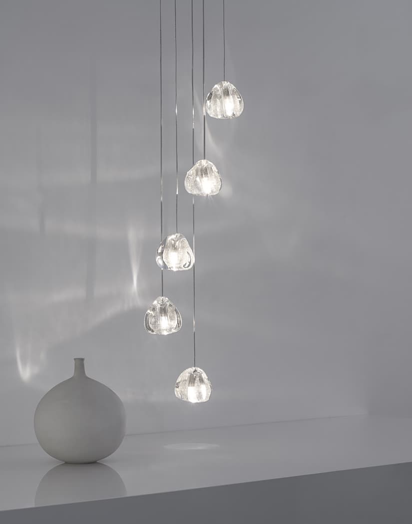 Five clear glass heads of this Clérachic pendant hang in a line over a grey sill, with a round white vase below.