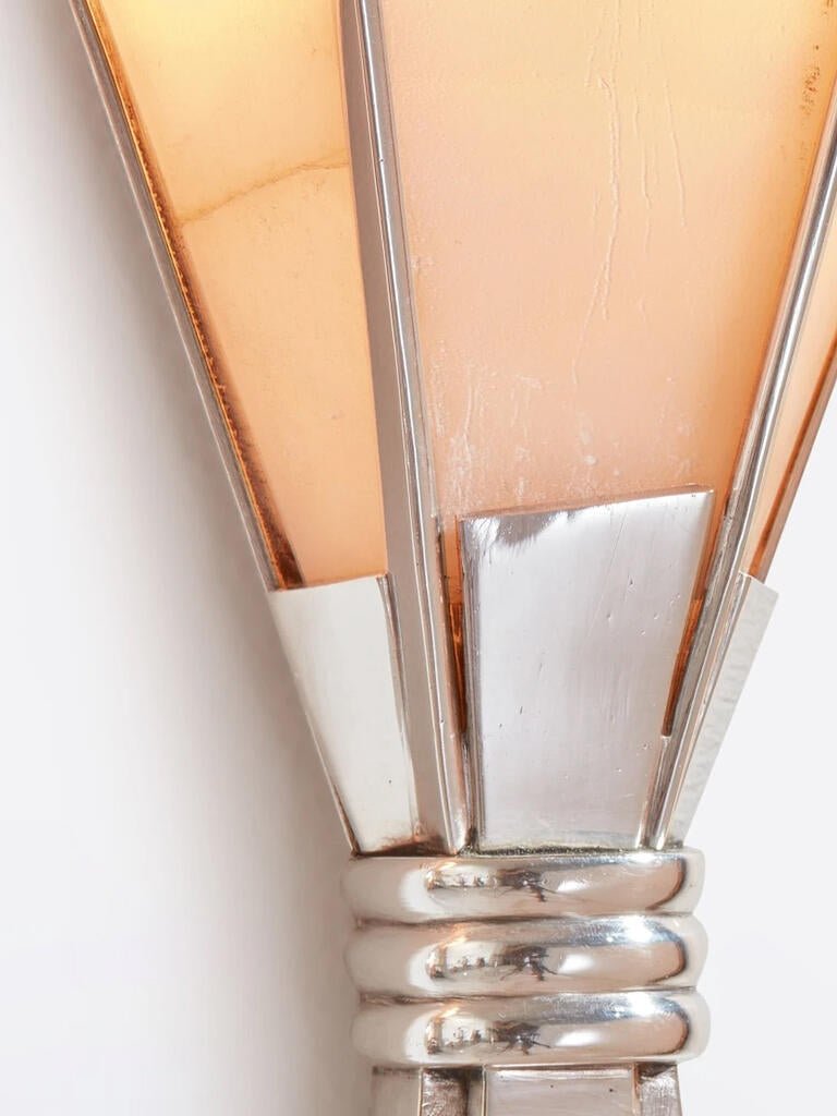 Macro of the Clérachic Florent shade top, chrome ribs meeting the warm stone panels.