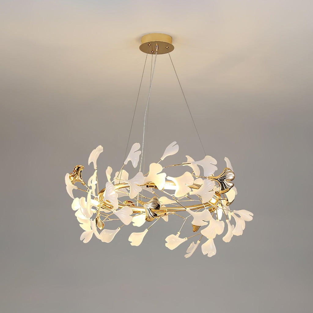 The Clérachic gingko ring seen closer on grey, leaves layered thickly around the frame.