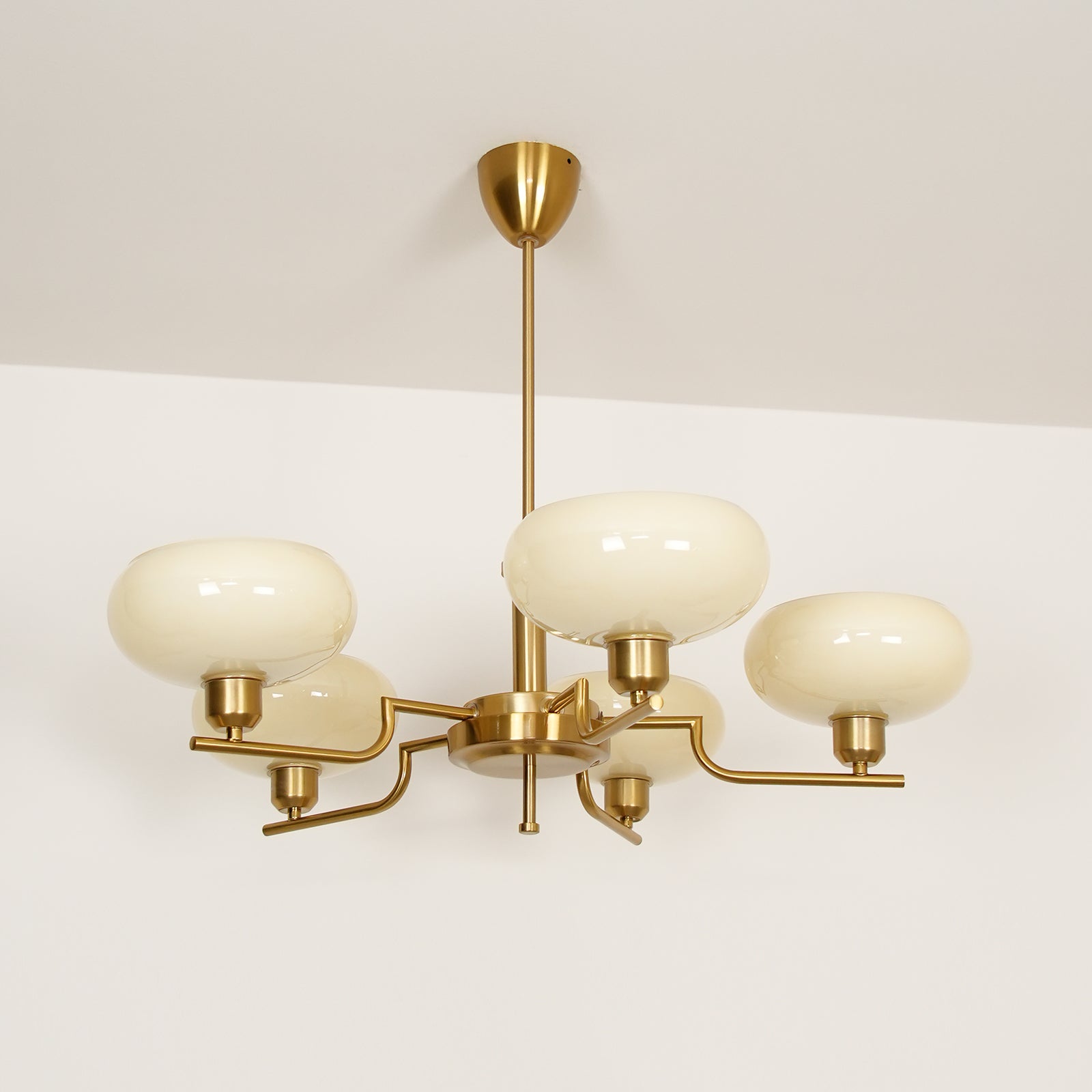 Clérachic five-head copper chandelier in cream glass, studio view of five upright globes on a pale backdrop.