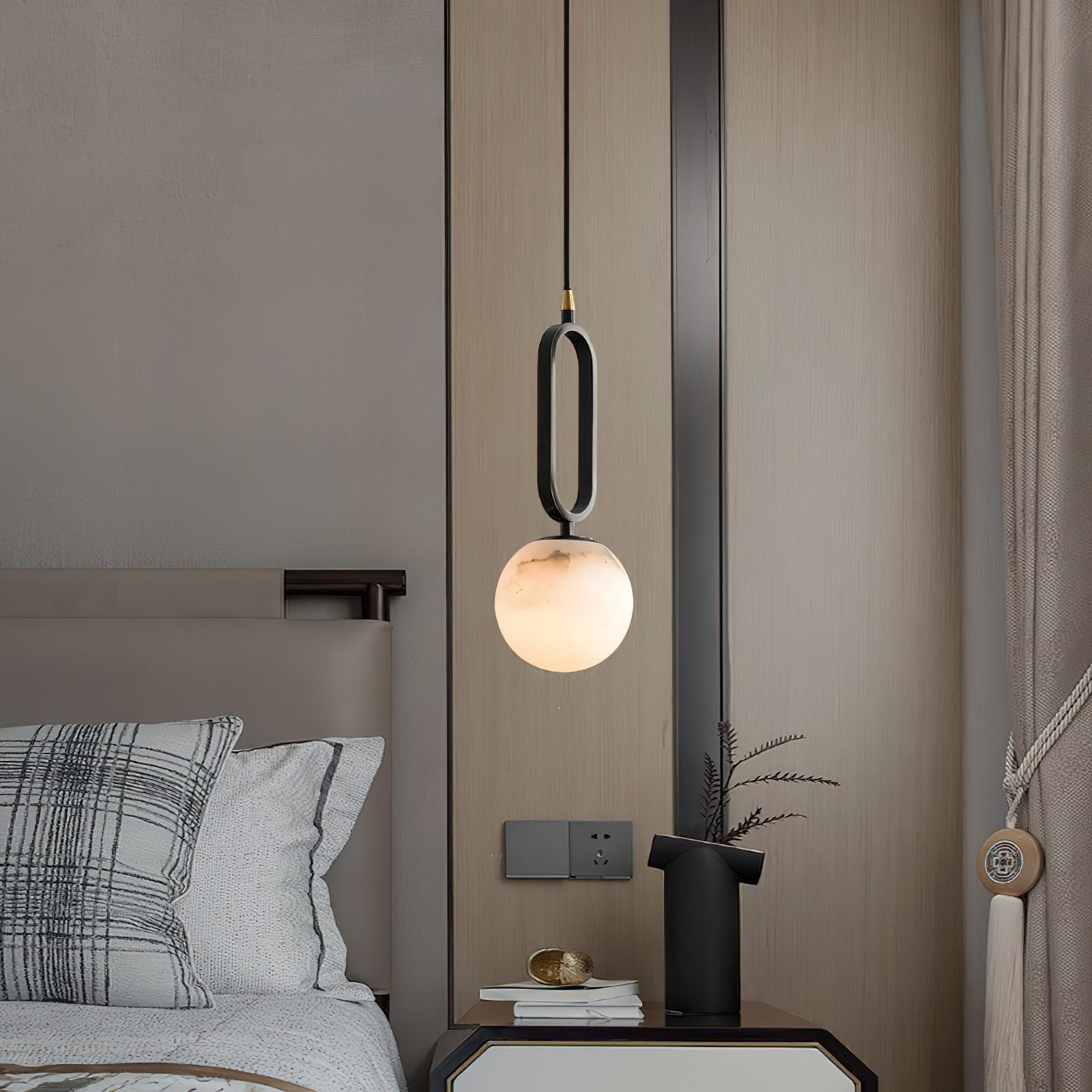 Clérachic Gloruvyd drops beside a mirrored bedside chest, the black frame slim against a soft taupe bedroom wall.