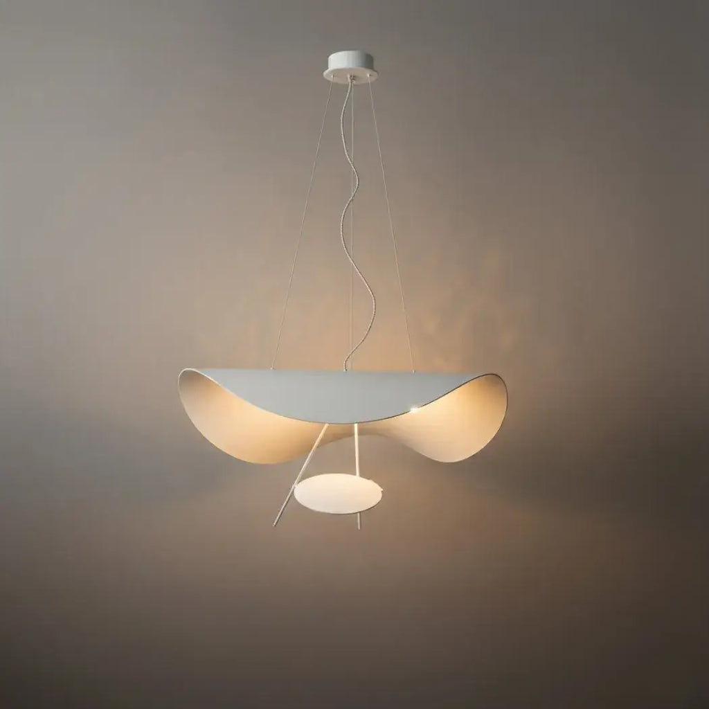 Studio shot of the single-light Clérachic pendant light in white, one round accent disc centred on its drop stem.