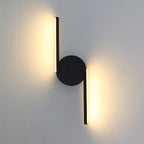 Clérachic wall light in matt black, its upper bar washing the wall to the left while the lower bar washes to the right.