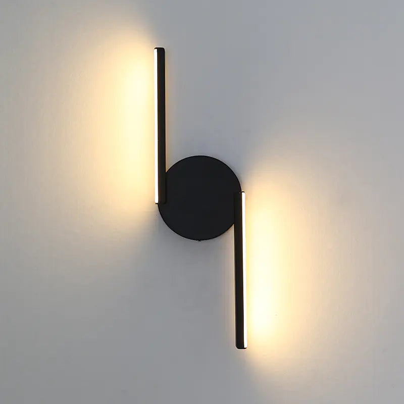 Clérachic wall light in matt black, its upper bar washing the wall to the left while the lower bar washes to the right.