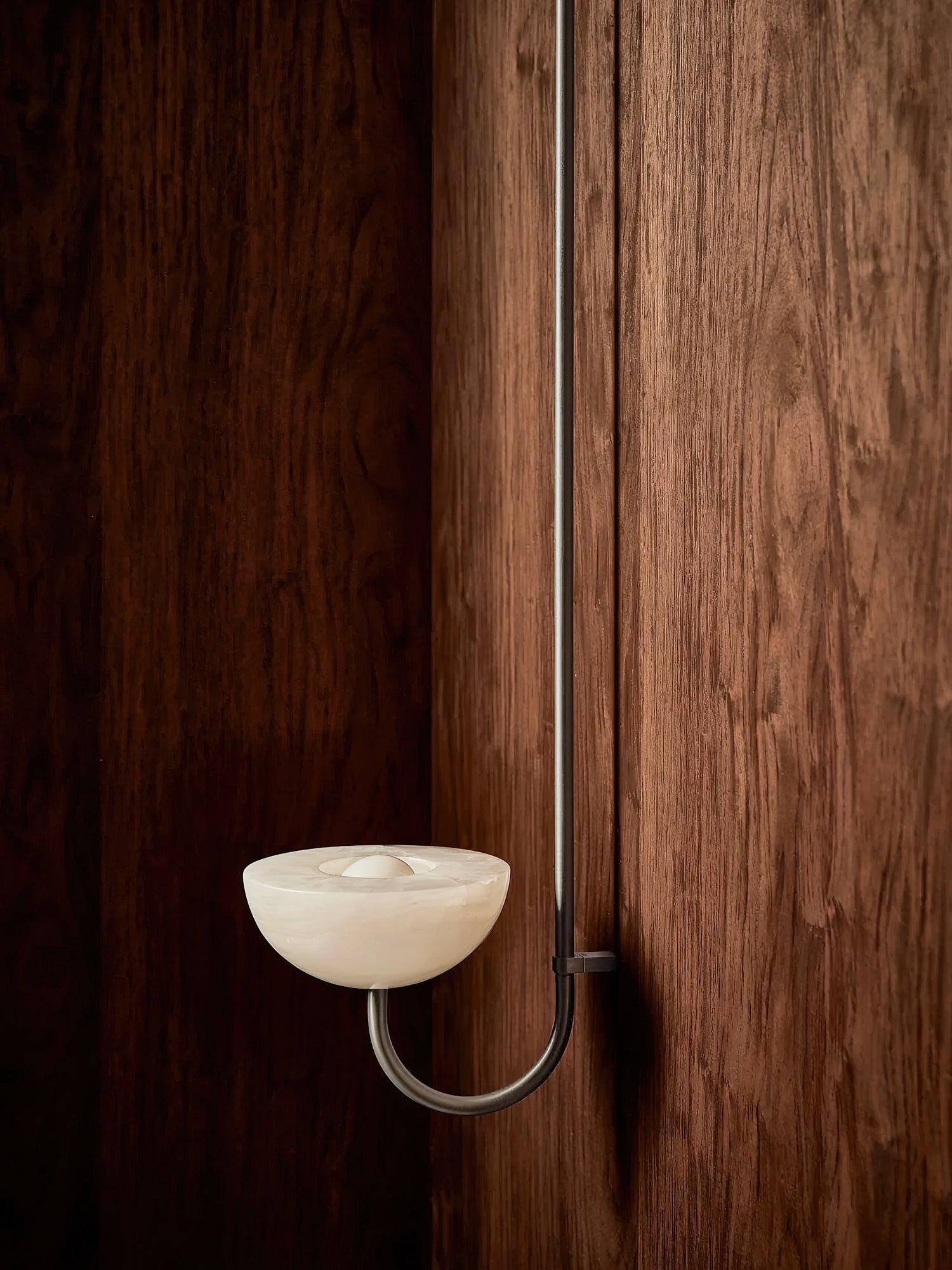 Clérachic Lunaris bowl in white finish against walnut, warm bulb visible in the dish.