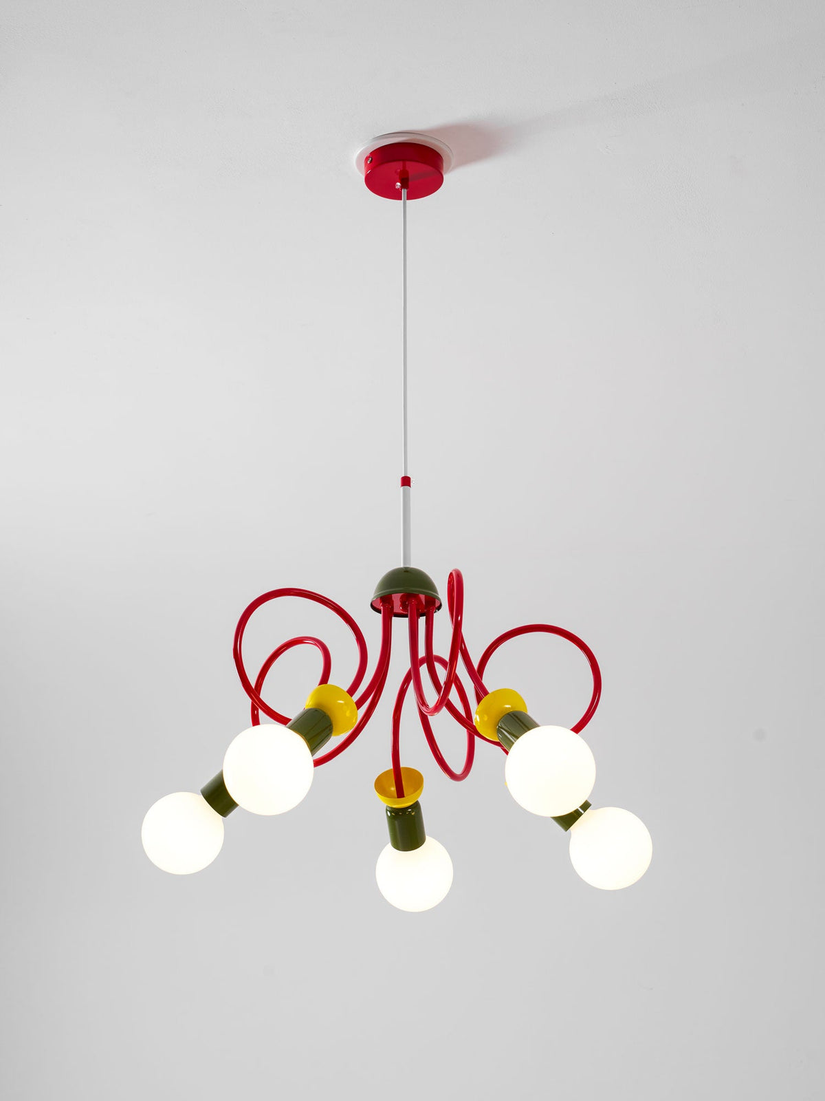 Clérachic pendant seen from a lower angle, with a red canopy, red loops and five globes on a grey backdrop.