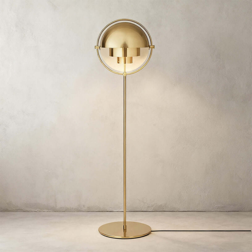 Full length against a warm plaster wall, the Clérachic floor lamp in Brass stands 160 cm (63 in) on its round base.