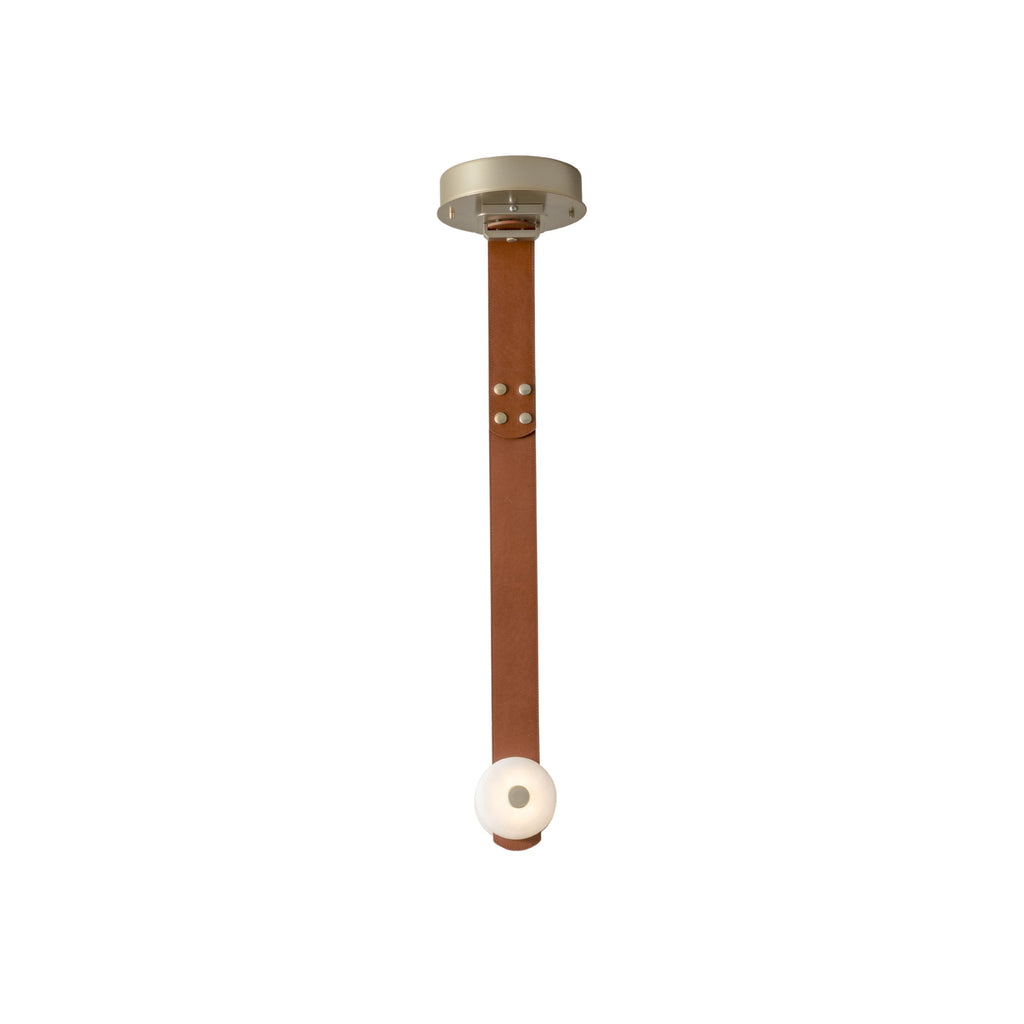 Clérachic Orinos single-head pendant photographed on white, cognac strap riveted below a brushed brass canopy.