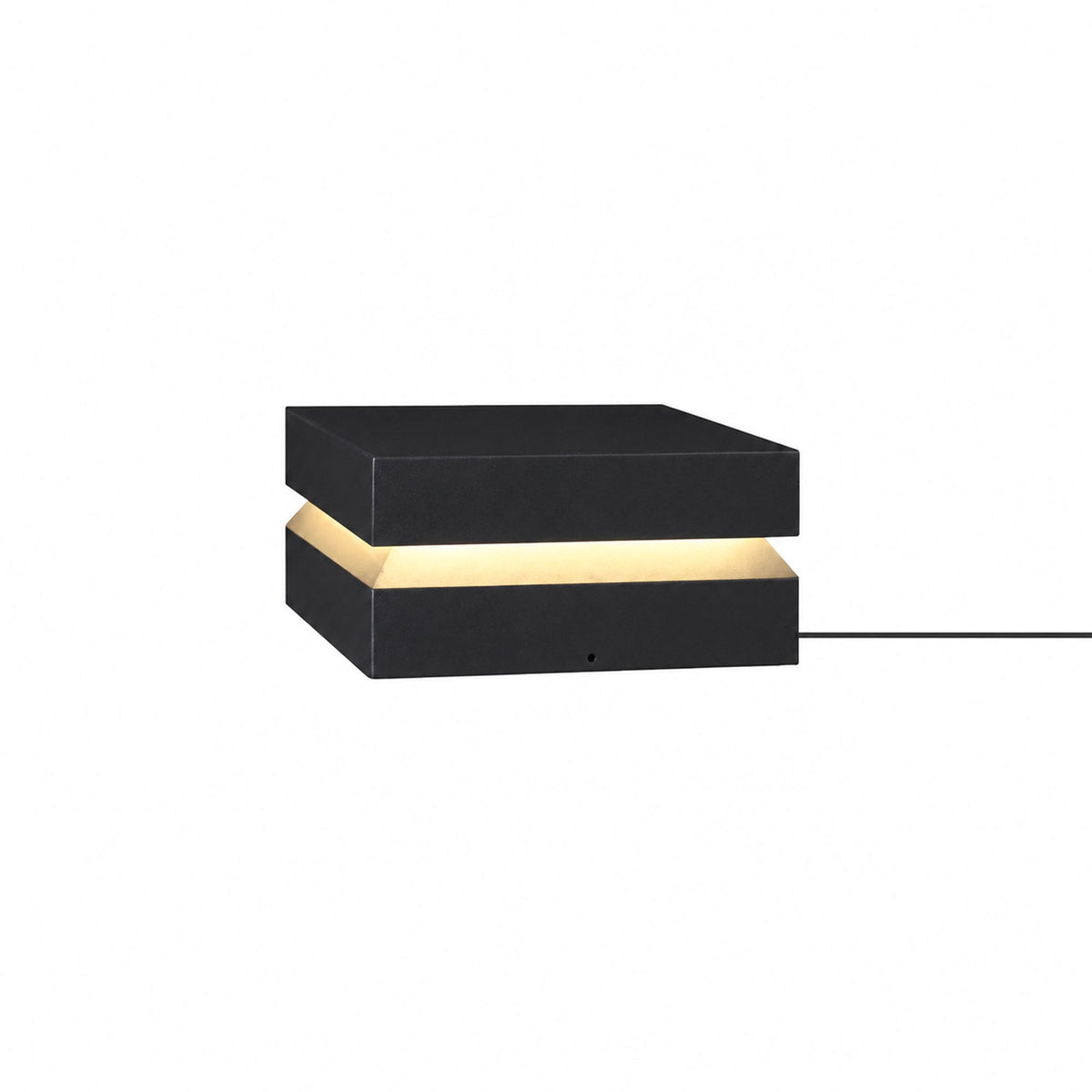 Black Clérachic post light on white, a warm band between lid and base and a cable at the right.