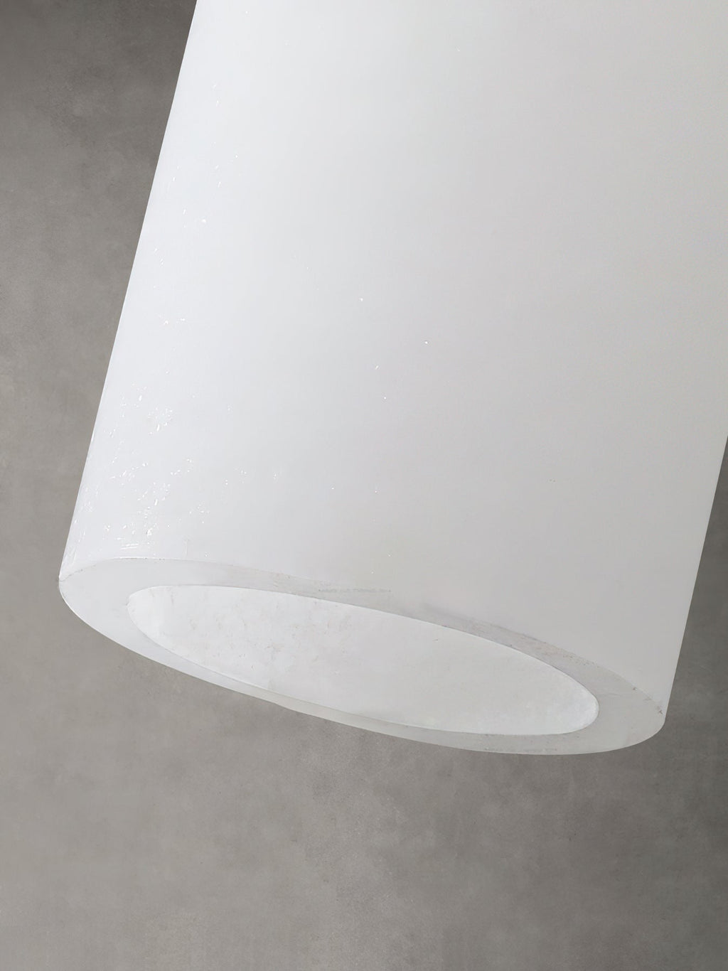 Close view of the open base of the Clérachic Quiver Pendant Light, showing the cut edge and the real thickness of the natural alabaster.