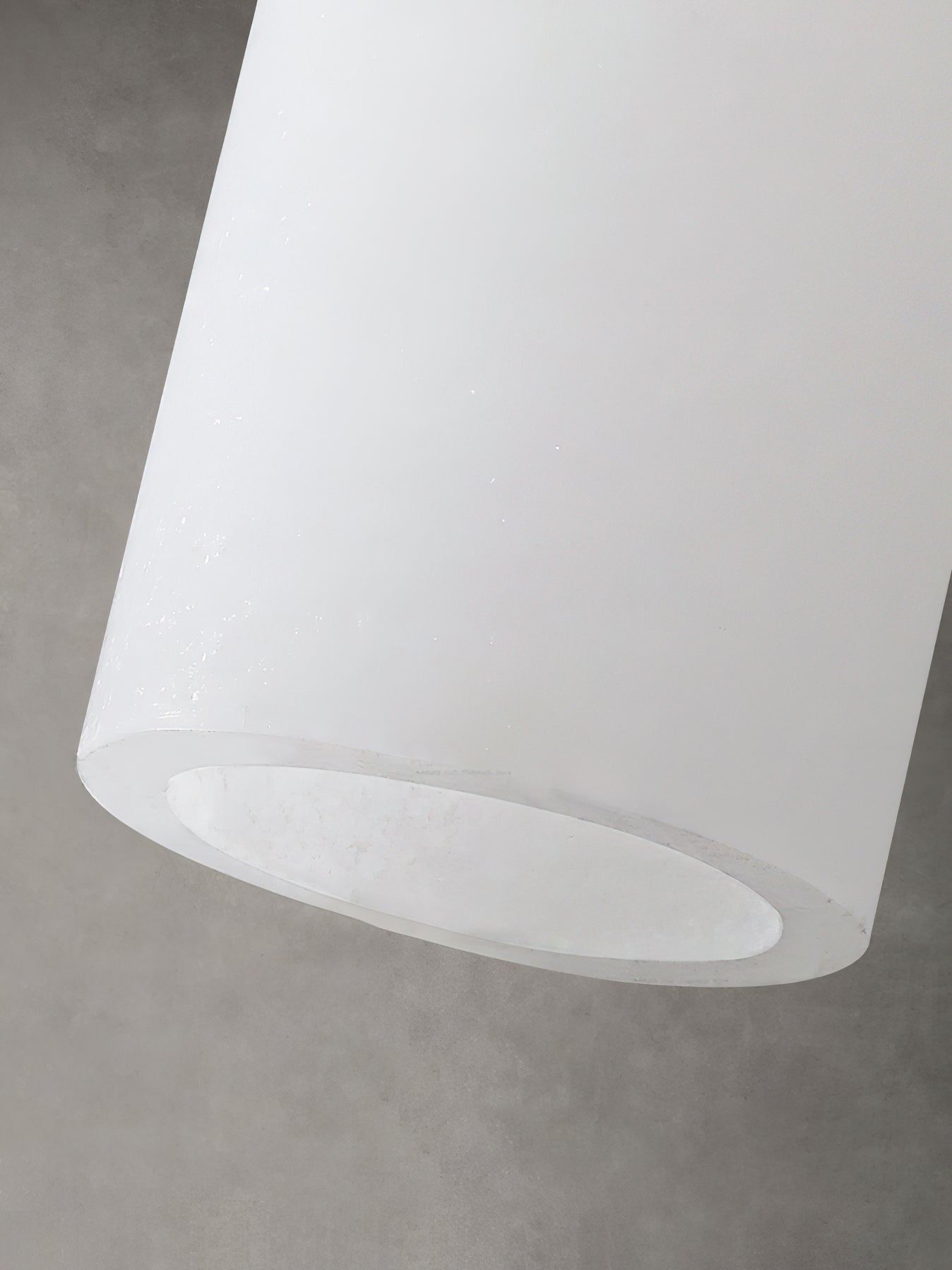 Close view of the open base of the Clérachic Quiver Pendant Light, showing the cut edge and the real thickness of the natural alabaster.