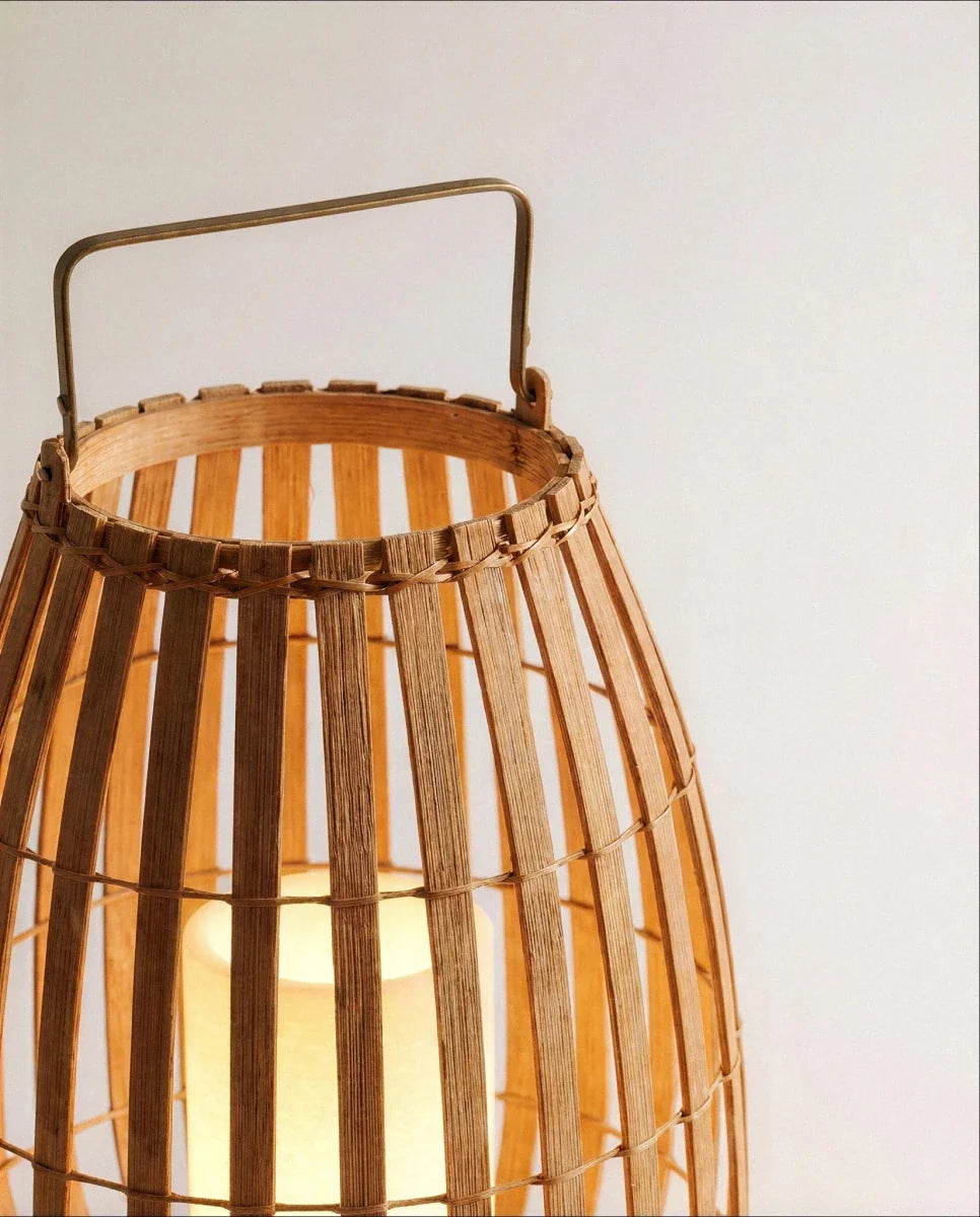 Close view of the Clérachic lantern rim, with a bound top ring, a brass-toned handle and a softly lit inner pillar.