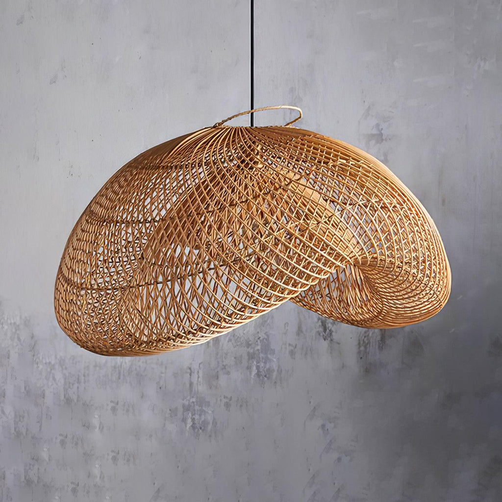 The open-weave wave shade of this Clérachic pendant seen from the side on a grey concrete wall, with a thin wire ring on top.