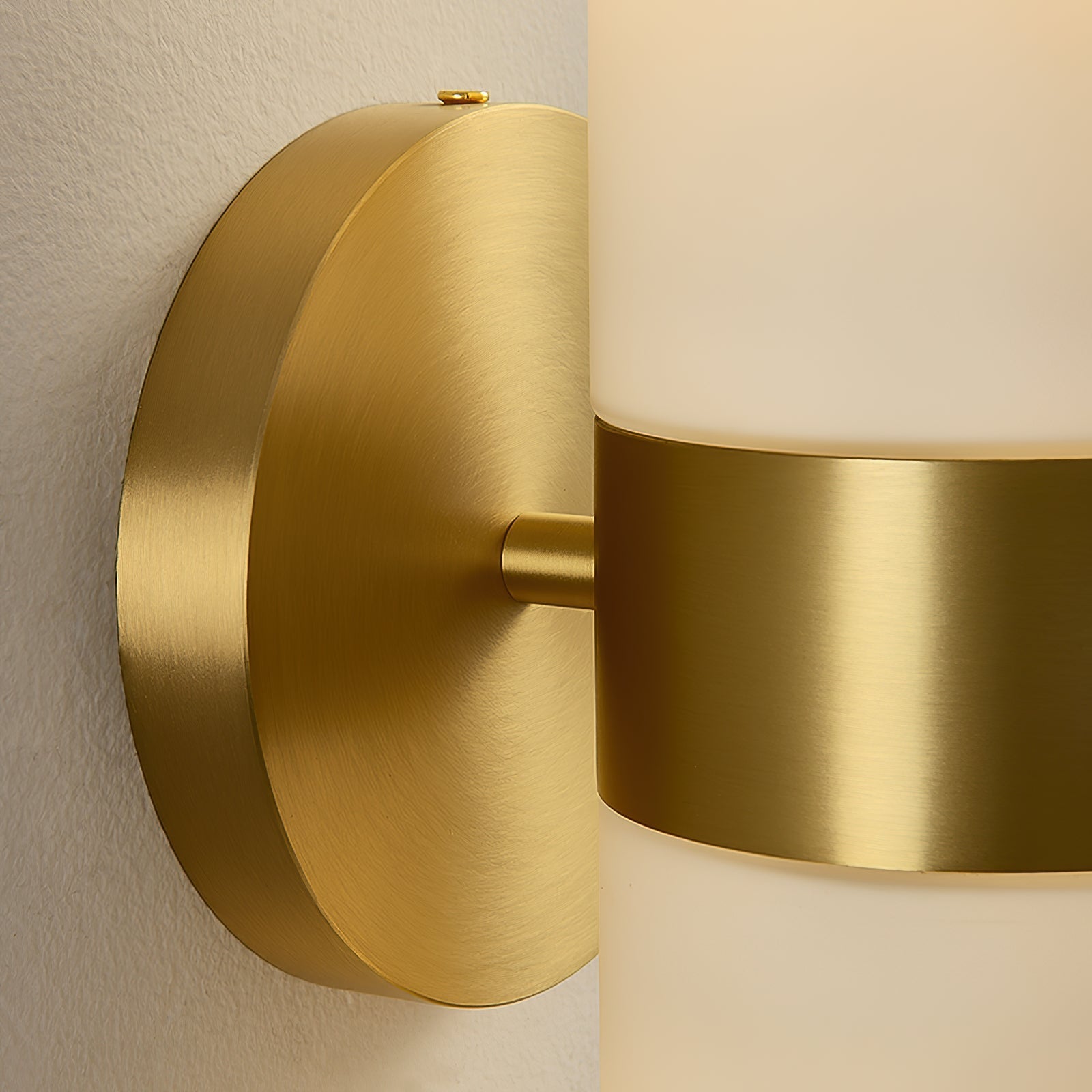 Clérachic Sway in macro, brushed brass backplate and centre band set against the cream alabaster.
