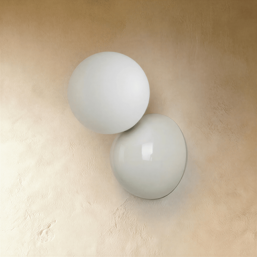 Clérachic white wall lamp, switched off, showing a frosted globe resting against a glossy white disc plate.