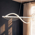 Clérachic white wavy LED pendant close-up, a ribbon of light curving over a flat bar with thin acrylic lines, near a navy wall.
