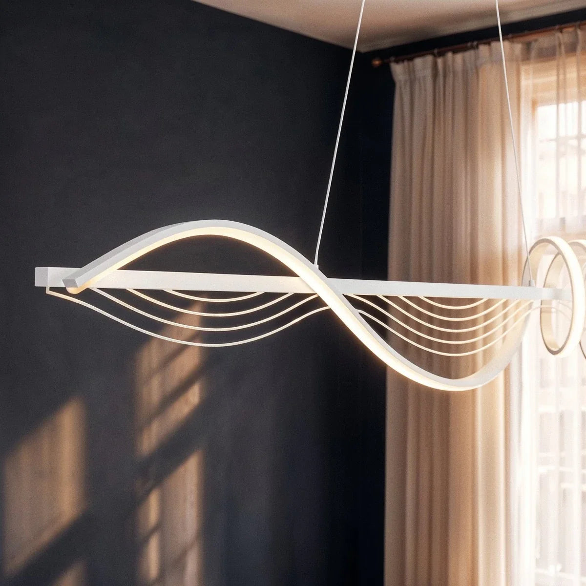 Clérachic white wavy LED pendant close-up, a ribbon of light curving over a flat bar with thin acrylic lines, near a navy wall.