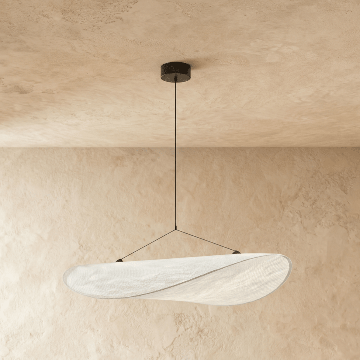 Clérachic white pendant with a soft rolled edge and a visible weave, hanging beneath a black ceiling rose on plaster.