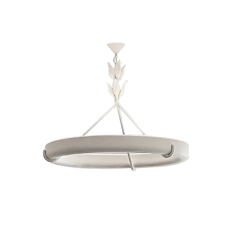 This Clérachic ceiling light on white, with a small round canopy, a leaf-wrapped stem and a plaster ring hung on three struts.