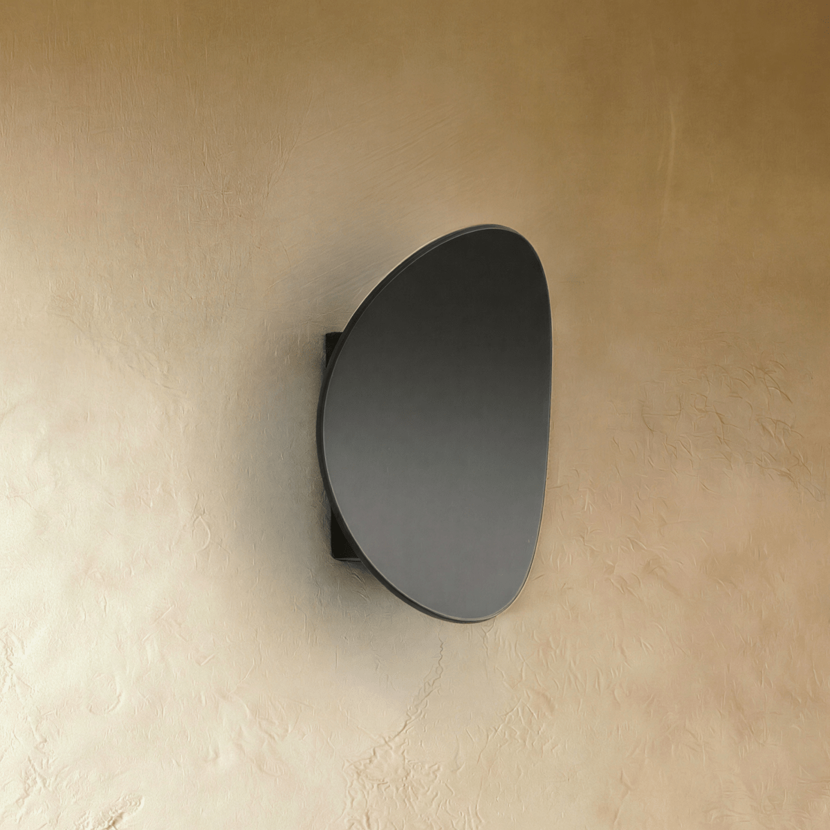 A close side view of the Clérachic black wall light shows its smooth curved aluminium dome shape.