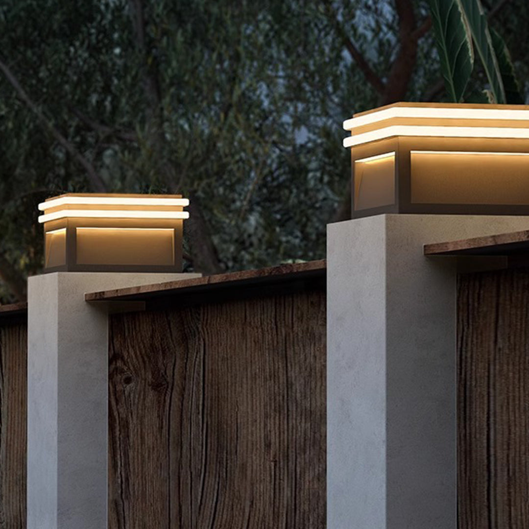 Lampes piliers avec base en acier, poteau LED carré minimaliste Theodore