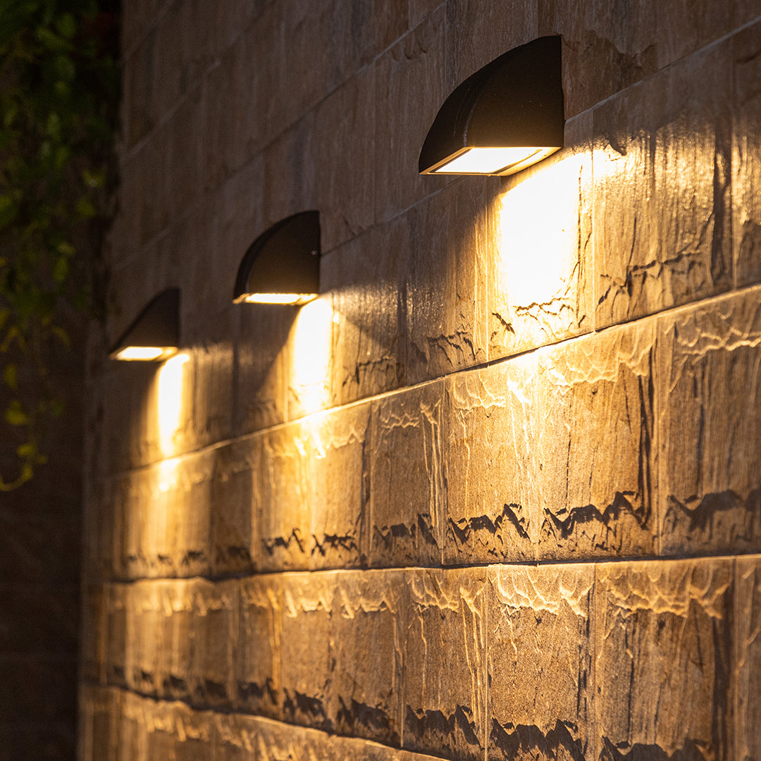 Luz de Parede Exterior Moderna em Vidro Geométrico com Estrutura em Alumínio Preto