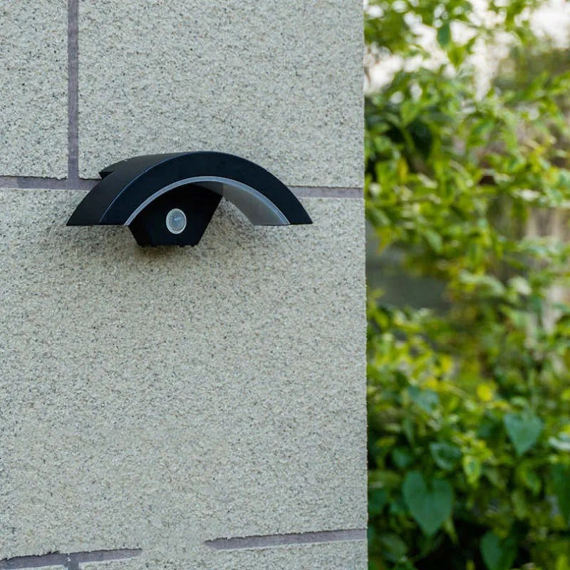 Bueformet udendørs væglampe med bevægelsessensor, sort metalfinish
