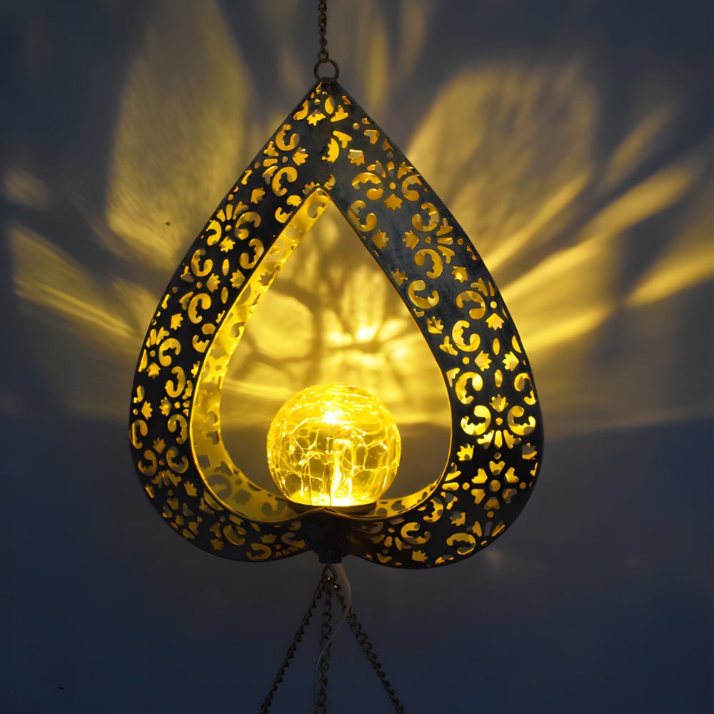 Coração de Ferro Solar com Globo de Vidro LED e Sinos de Vento