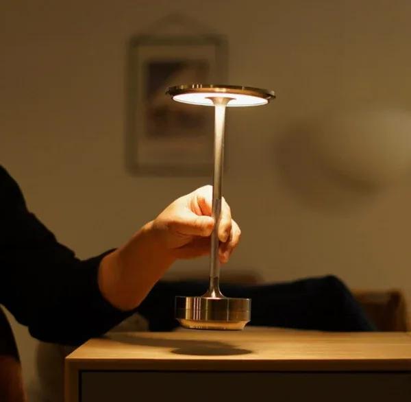 Clérachic touch top of the cordless disc lamp